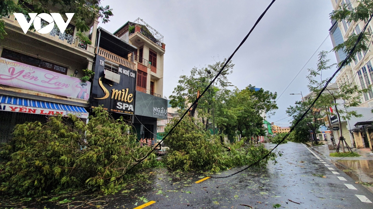 Ảnh: Bão số 5 đổ bộ gây nhiều thiệt hại ở Thừa Thiên Huế, Quảng Trị